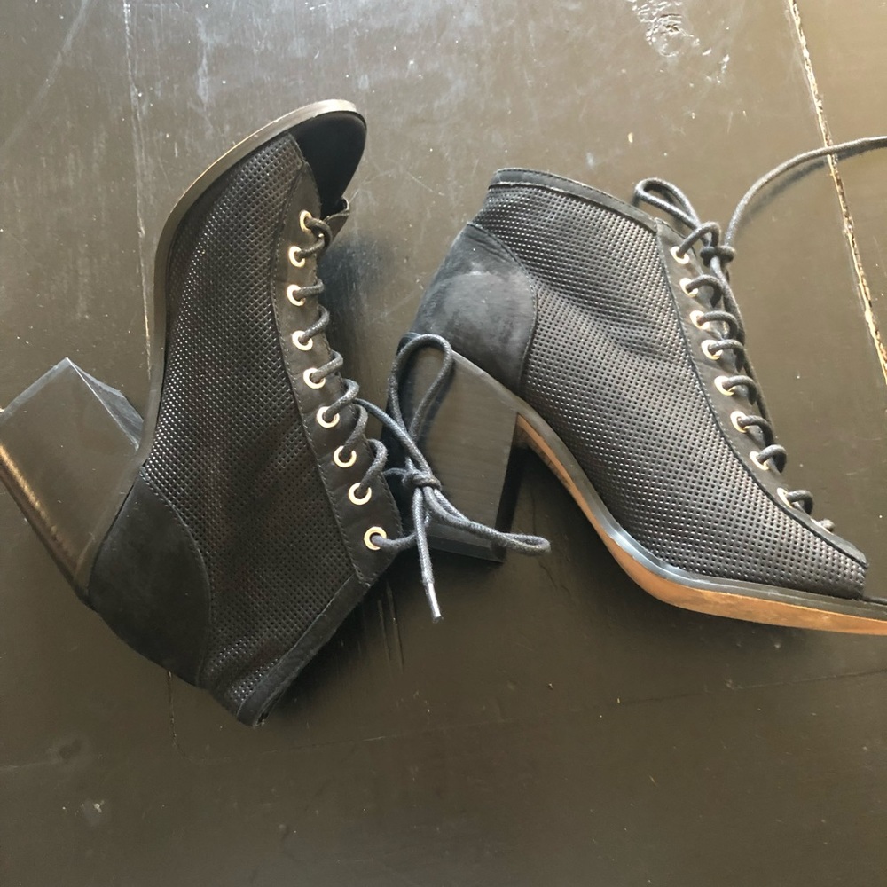 ALDO Black Lace Up Bootie! Sz 7
